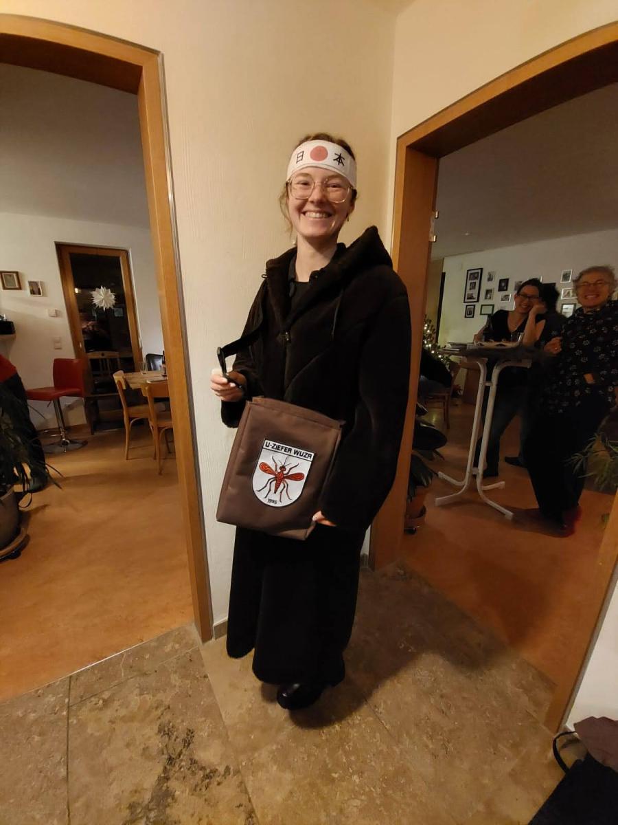 Modell mit Tasche 2.0